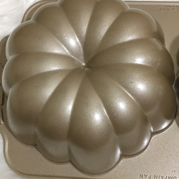 Nordic Ware The Great Pumpkin Pan  10 Cup - Picture 2 of 3